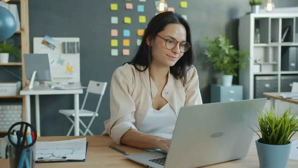 Dizüstü bilgisayarında reklam performansını inceleyen pazarlama uzmanı