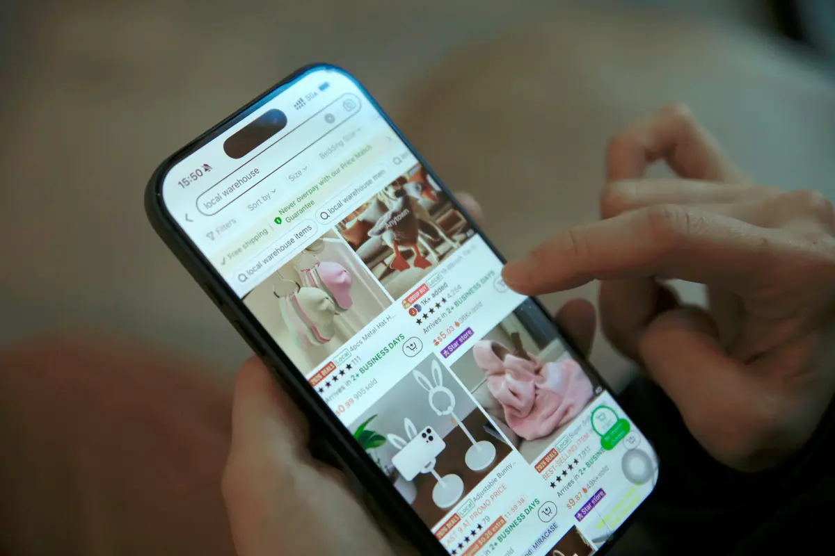 Telefonundan alışveriş yapan kişi